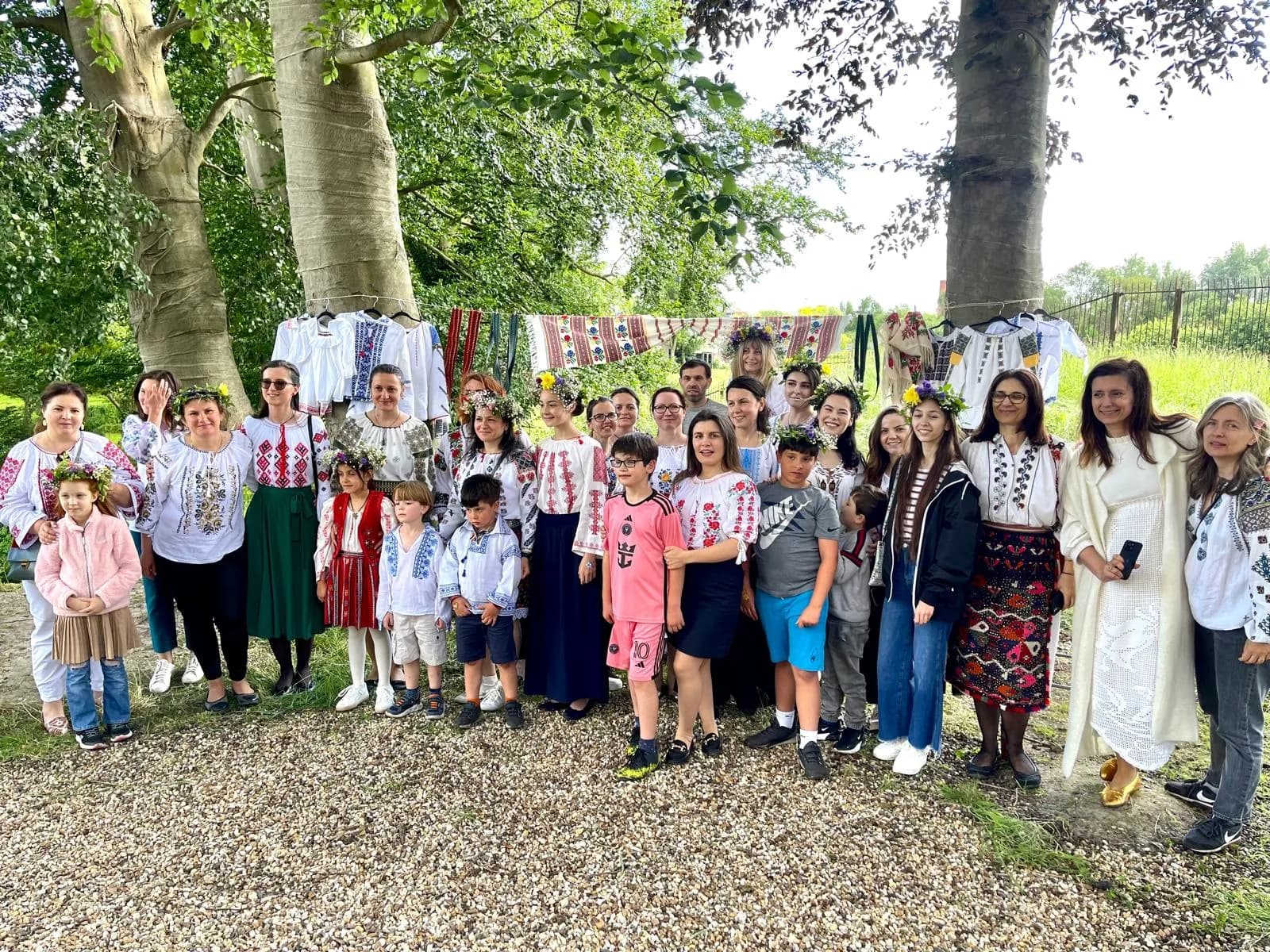 Fotografie de grup a comunității Nepsis în costume tradiționale, la un eveniment în aer liber