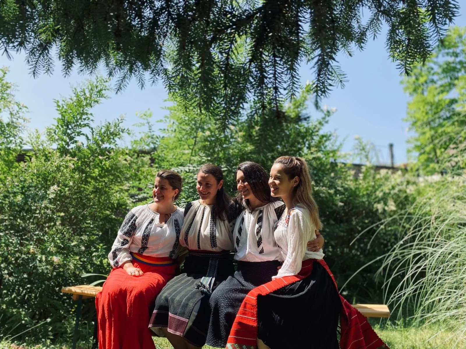 Fete în costume tradiționale la un eveniment de vară Nepsis