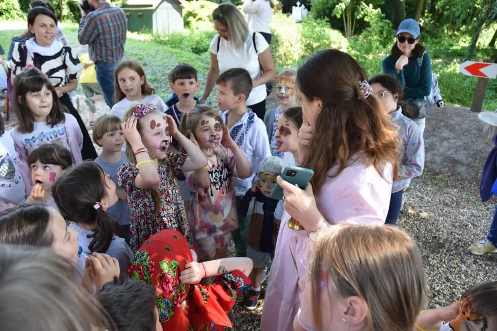 Copii cu fețele pictate la o activitate Nepsis în aer liber
