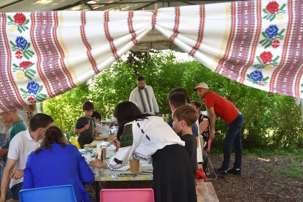 Activități pentru copii și familii sub un cort, la un eveniment Nepsis