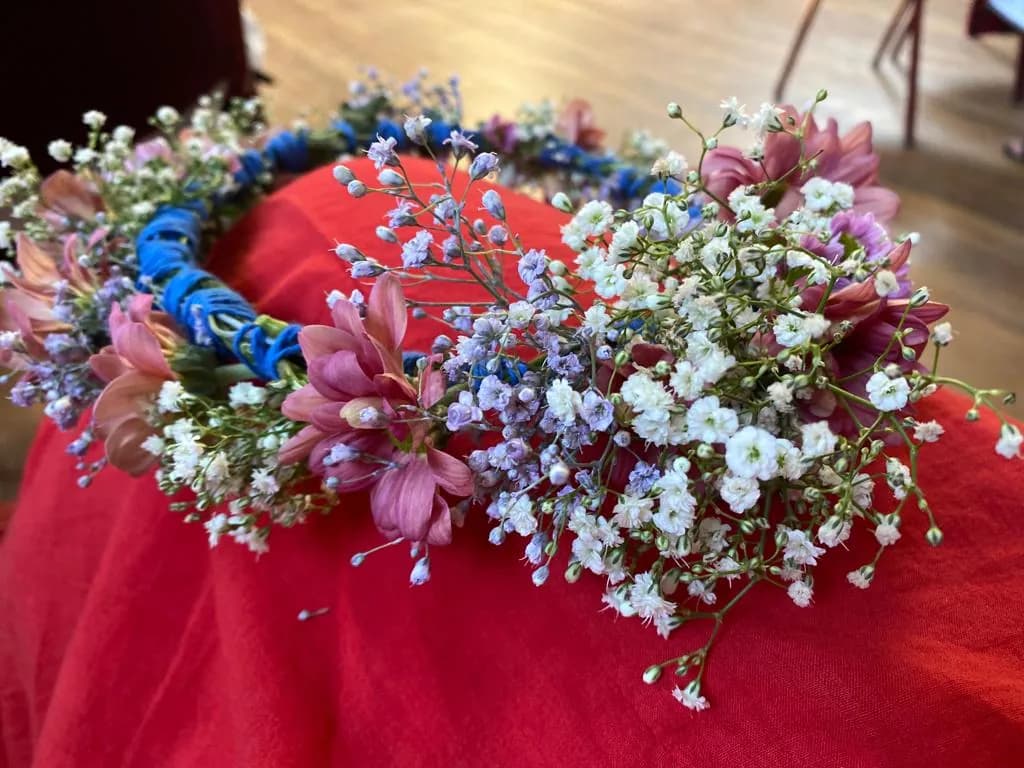 Coroniță de flori realizată la un atelier Nepsis